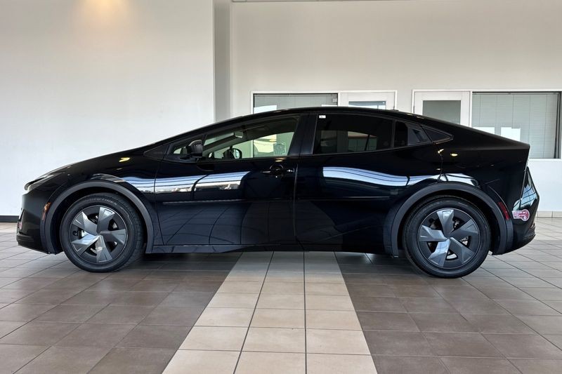 Toyota Prius Prime Vehicle Full-screen Gallery Image 07