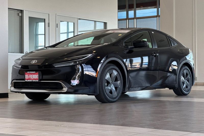 Toyota Prius Prime Vehicle Full-screen Gallery Image 08