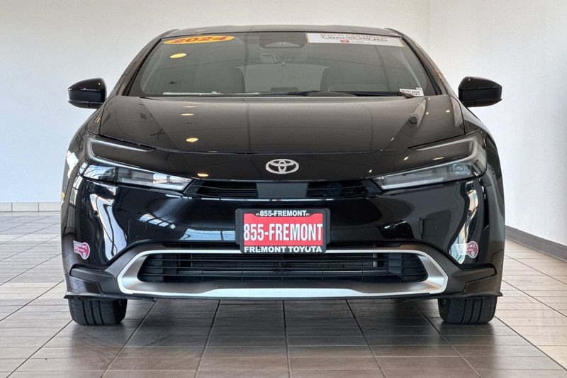 Toyota Prius Prime Vehicle Full-screen Gallery Image 09