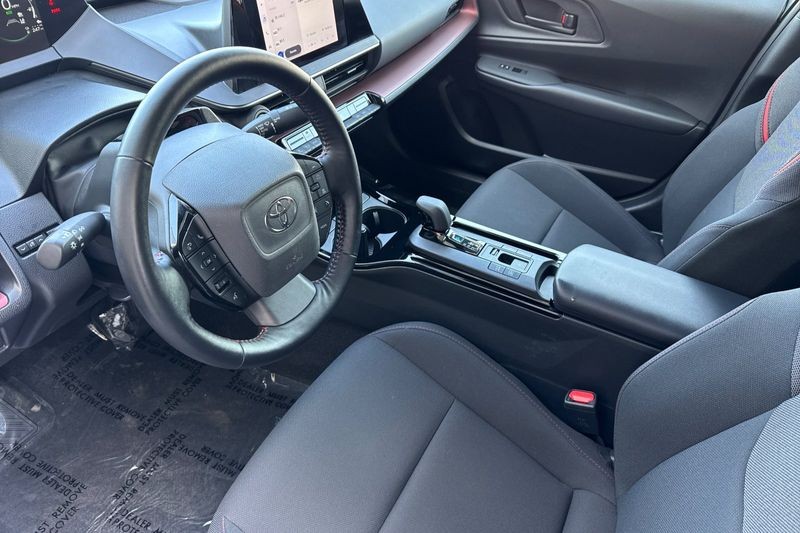Toyota Prius Prime Vehicle Full-screen Gallery Image 10