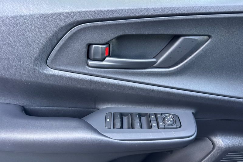 Toyota Prius Prime Vehicle Full-screen Gallery Image 11