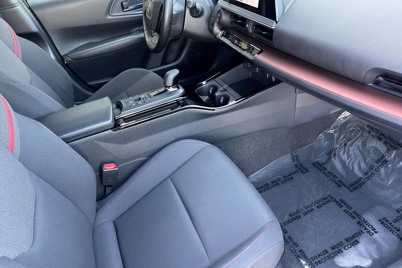 Toyota Prius Prime Vehicle Full-screen Gallery Image 15