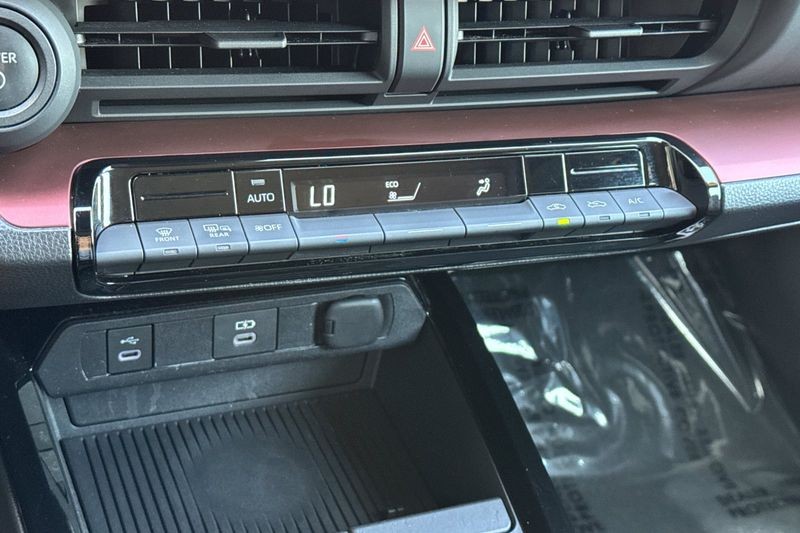 Toyota Prius Prime Vehicle Full-screen Gallery Image 19