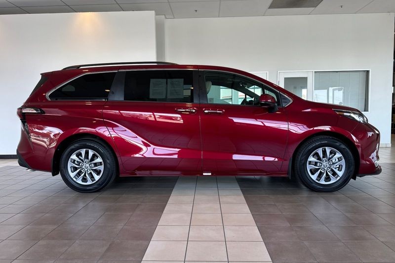 Toyota Sienna Vehicle Full-screen Gallery Image 03