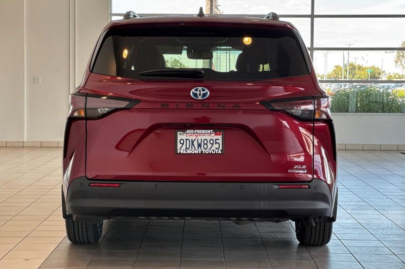 Toyota Sienna Vehicle Full-screen Gallery Image 05