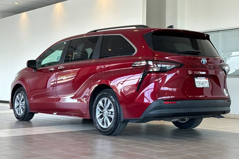 Toyota Sienna Vehicle Full-screen Gallery Image 06
