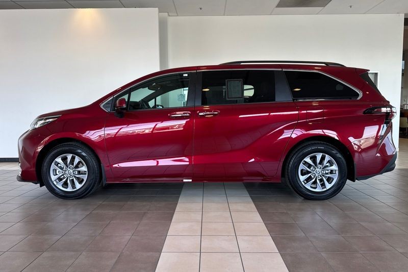 Toyota Sienna Vehicle Full-screen Gallery Image 07