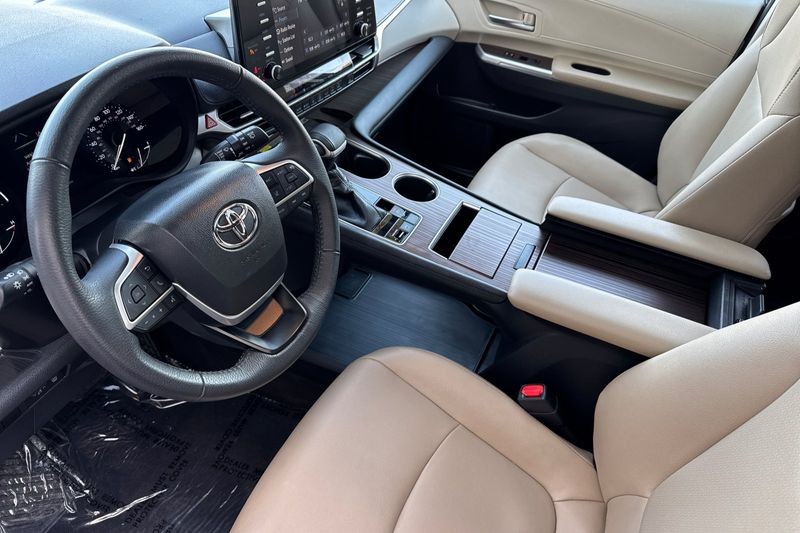 Toyota Sienna Vehicle Full-screen Gallery Image 10