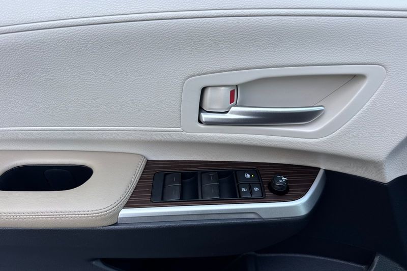 Toyota Sienna Vehicle Full-screen Gallery Image 11