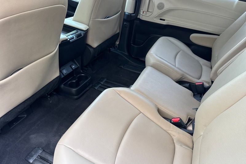 Toyota Sienna Vehicle Full-screen Gallery Image 12