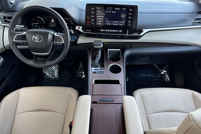 Toyota Sienna Vehicle Full-screen Gallery Image 13