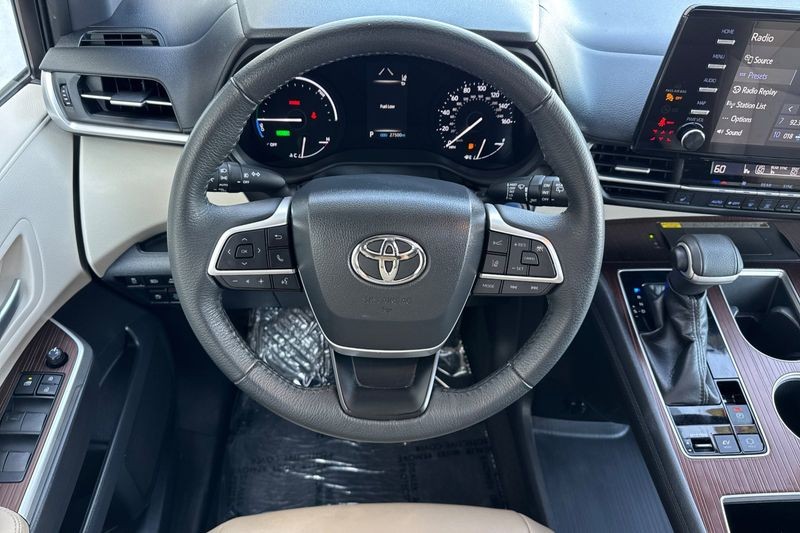 Toyota Sienna Vehicle Full-screen Gallery Image 14