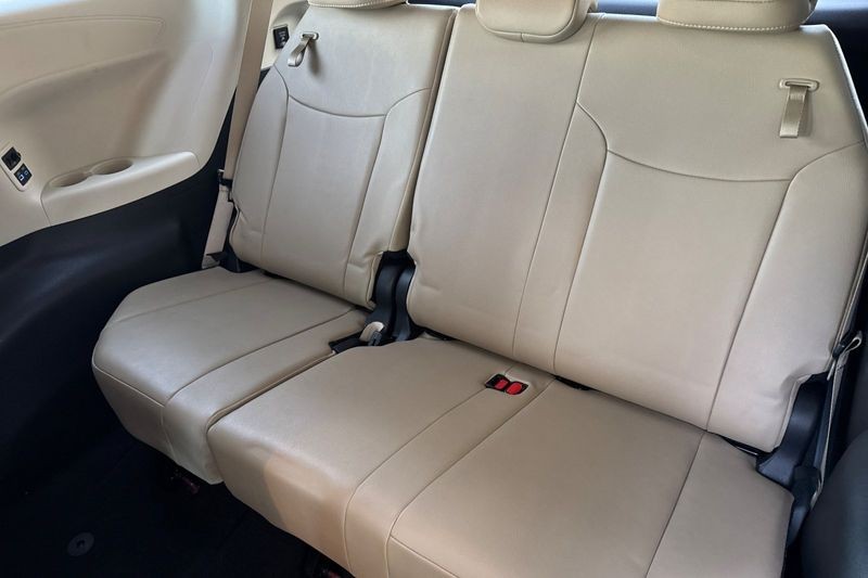 Toyota Sienna Vehicle Full-screen Gallery Image 15