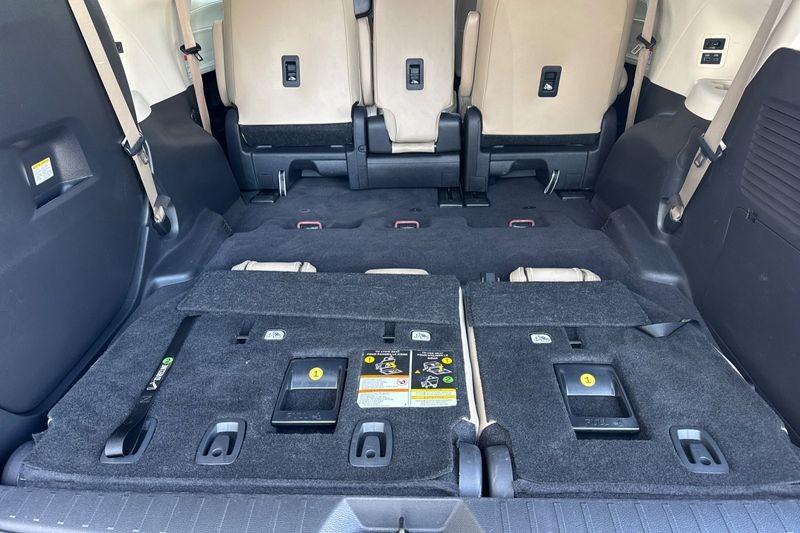 Toyota Sienna Vehicle Full-screen Gallery Image 17