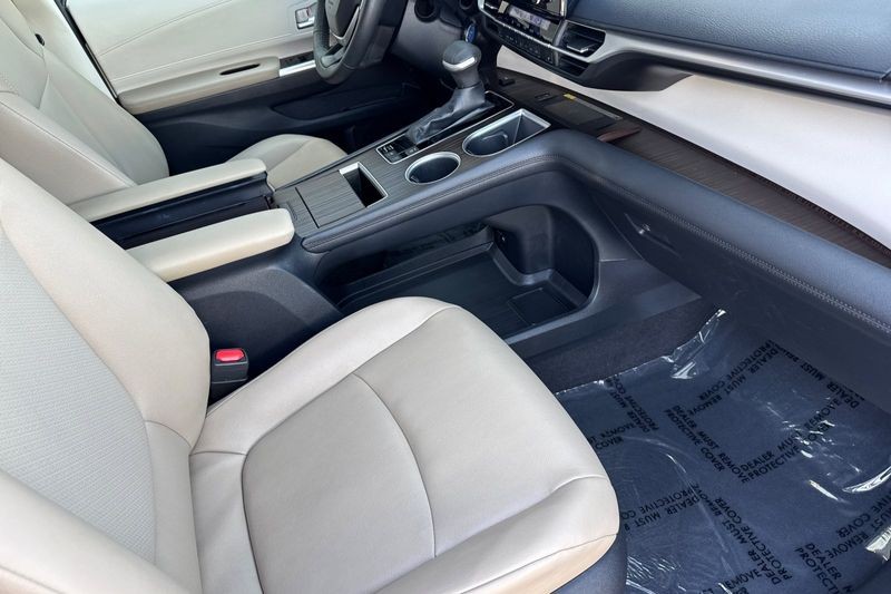 Toyota Sienna Vehicle Full-screen Gallery Image 18