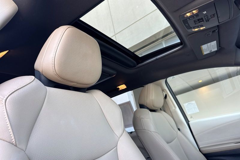 Toyota Sienna Vehicle Full-screen Gallery Image 19
