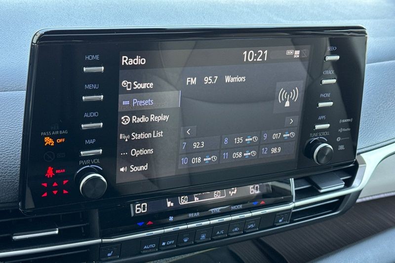 Toyota Sienna Vehicle Full-screen Gallery Image 20