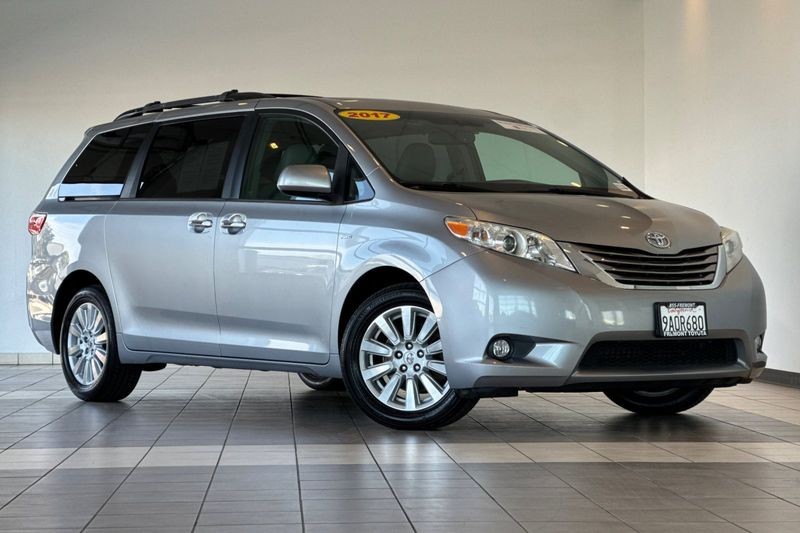 Toyota Sienna Vehicle Full-screen Gallery Image 02