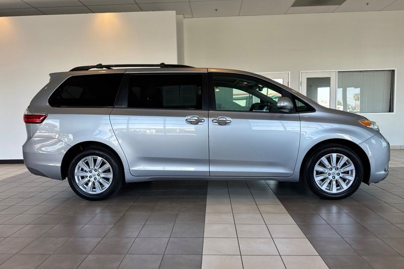 Toyota Sienna Vehicle Full-screen Gallery Image 03