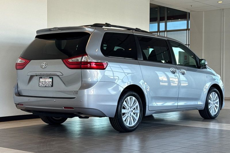 Toyota Sienna Vehicle Full-screen Gallery Image 04