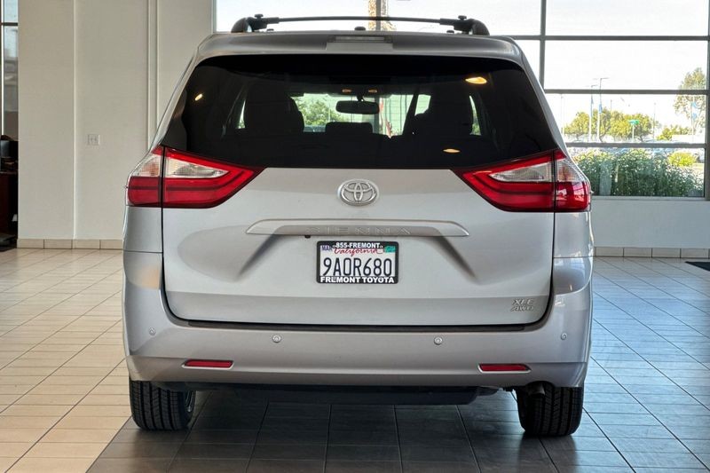 Toyota Sienna Vehicle Full-screen Gallery Image 05