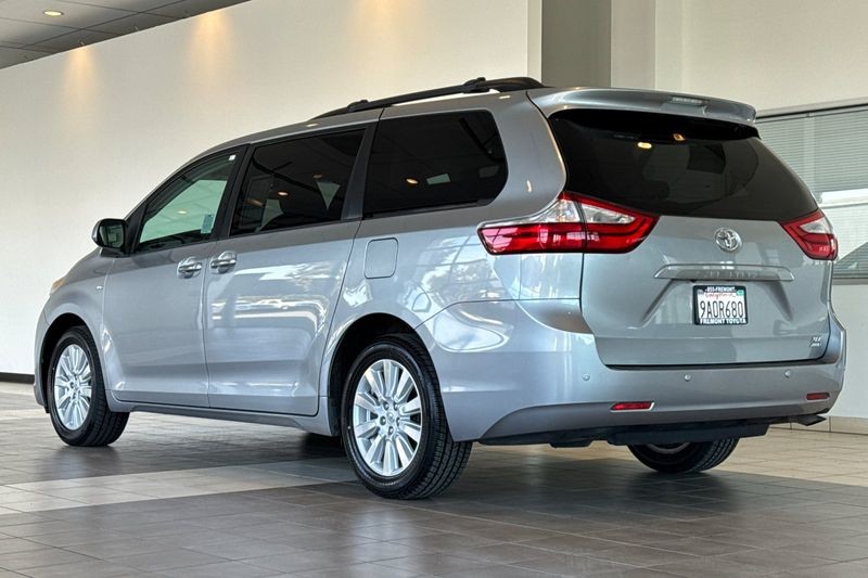 Toyota Sienna Vehicle Full-screen Gallery Image 06