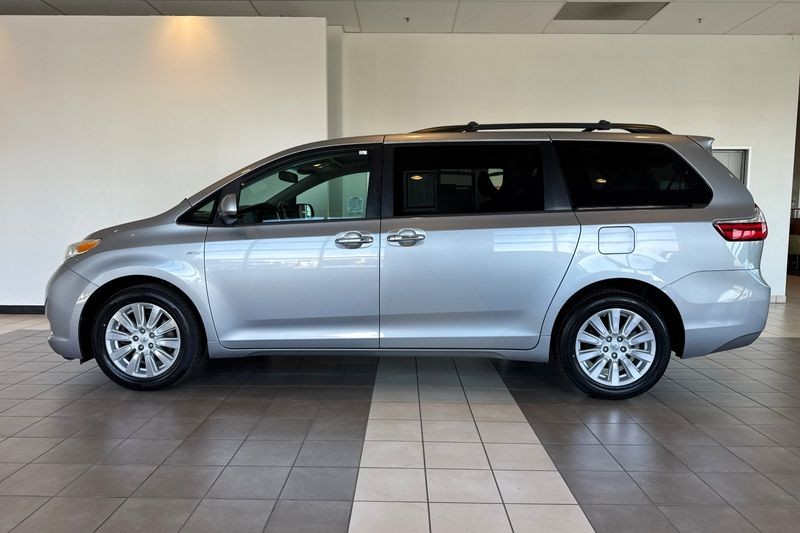 Toyota Sienna Vehicle Full-screen Gallery Image 07