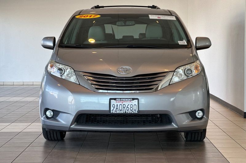 Toyota Sienna Vehicle Full-screen Gallery Image 09