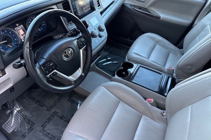 Toyota Sienna Vehicle Full-screen Gallery Image 10