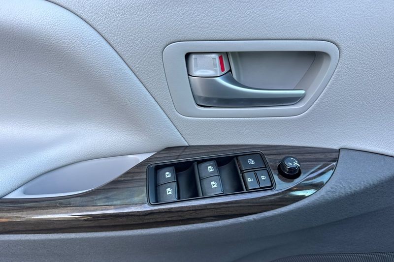 Toyota Sienna Vehicle Full-screen Gallery Image 11