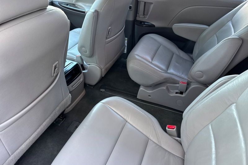 Toyota Sienna Vehicle Full-screen Gallery Image 12