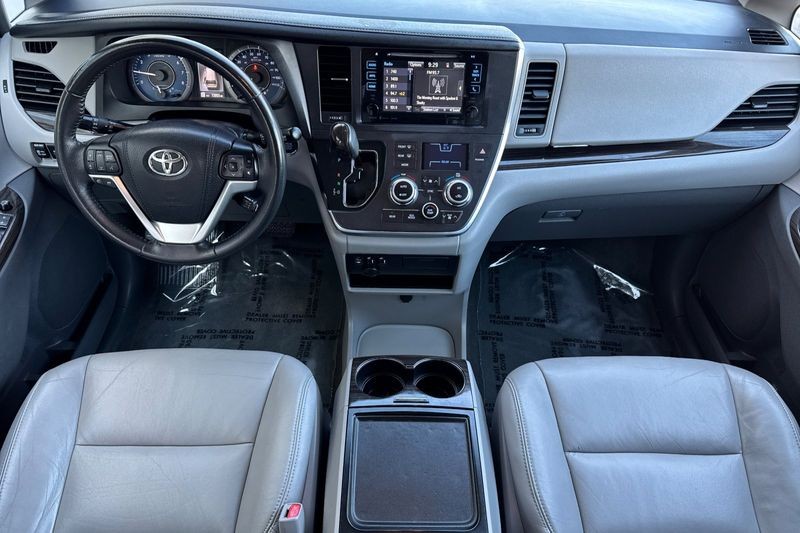 Toyota Sienna Vehicle Full-screen Gallery Image 13