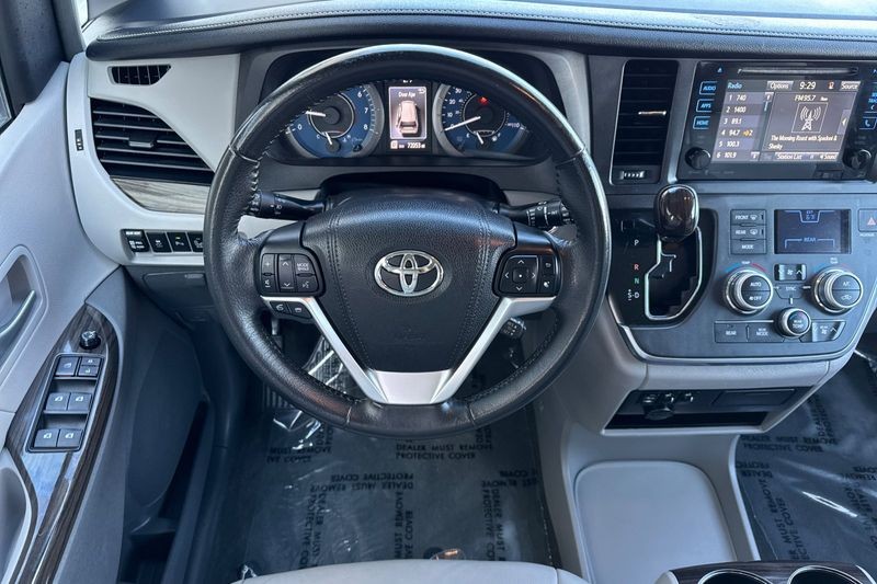 Toyota Sienna Vehicle Full-screen Gallery Image 14
