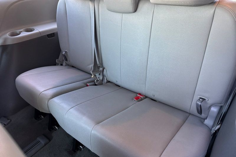 Toyota Sienna Vehicle Full-screen Gallery Image 15