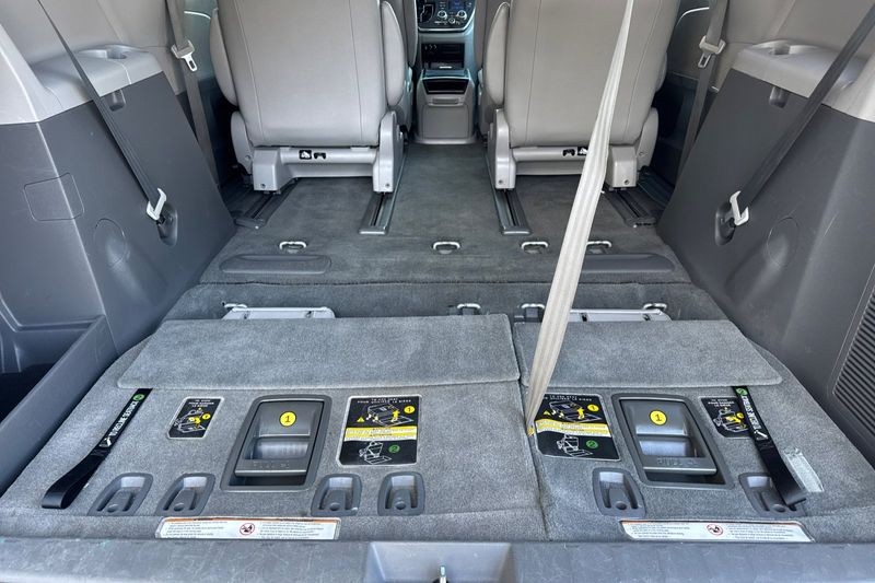 Toyota Sienna Vehicle Full-screen Gallery Image 16