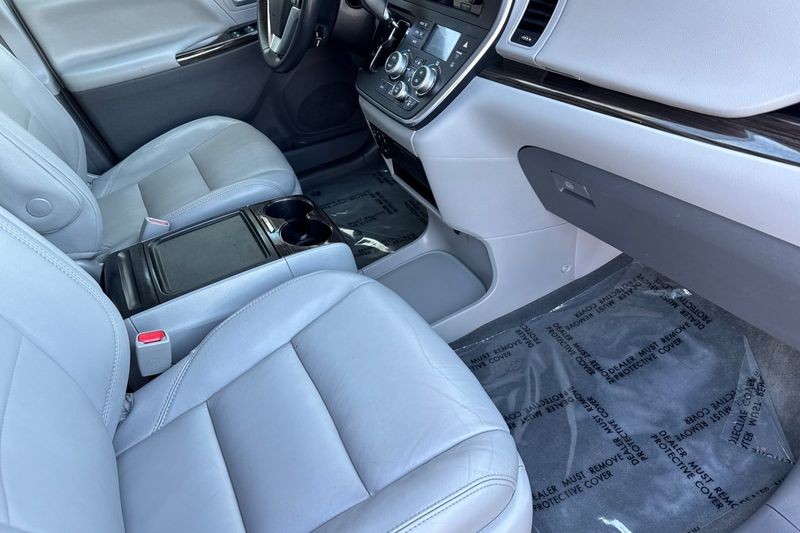 Toyota Sienna Vehicle Full-screen Gallery Image 17