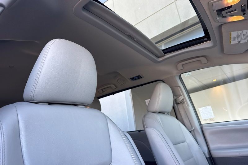 Toyota Sienna Vehicle Full-screen Gallery Image 18