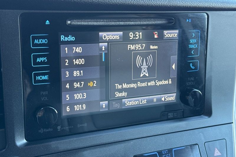 Toyota Sienna Vehicle Full-screen Gallery Image 19