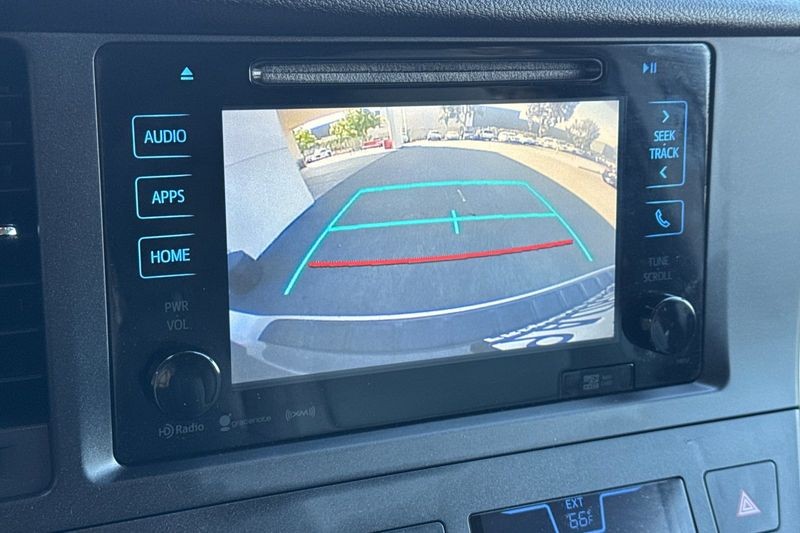 Toyota Sienna Vehicle Full-screen Gallery Image 20