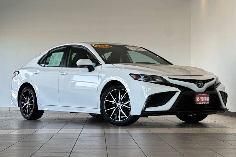 Toyota Camry Vehicle Full-screen Gallery Image 02
