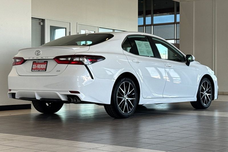 Toyota Camry Vehicle Full-screen Gallery Image 04
