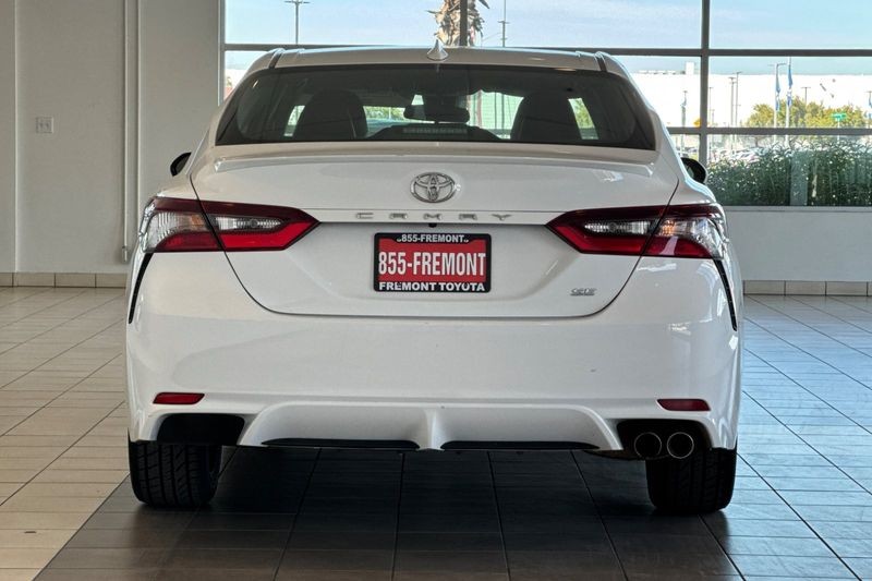 Toyota Camry Vehicle Full-screen Gallery Image 05