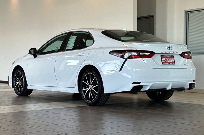 Toyota Camry Vehicle Full-screen Gallery Image 06