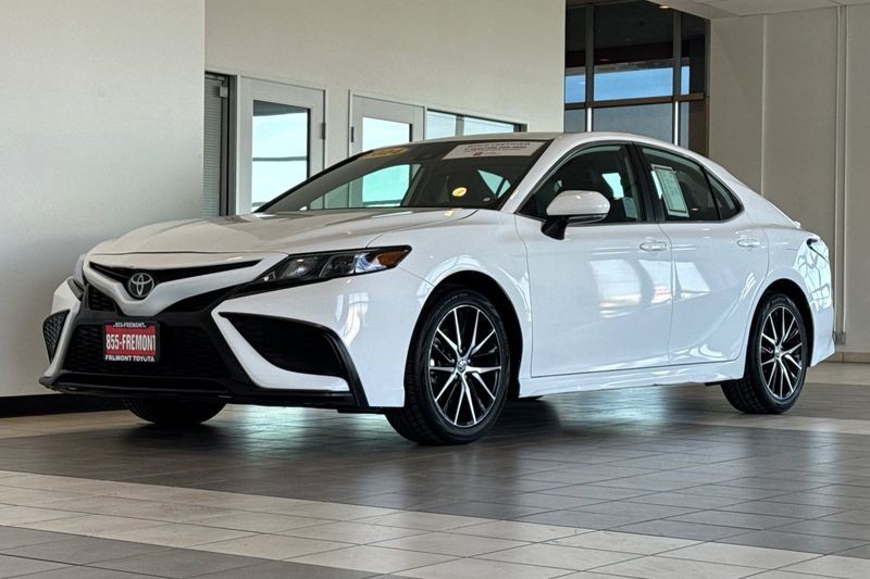 Toyota Camry Vehicle Full-screen Gallery Image 08