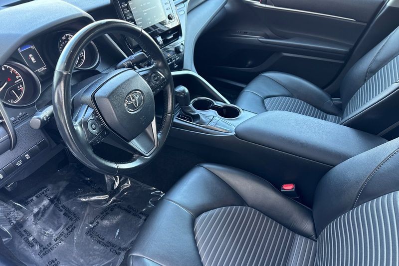 Toyota Camry Vehicle Full-screen Gallery Image 10