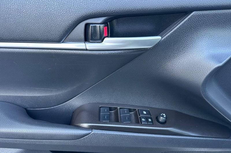 Toyota Camry Vehicle Full-screen Gallery Image 11