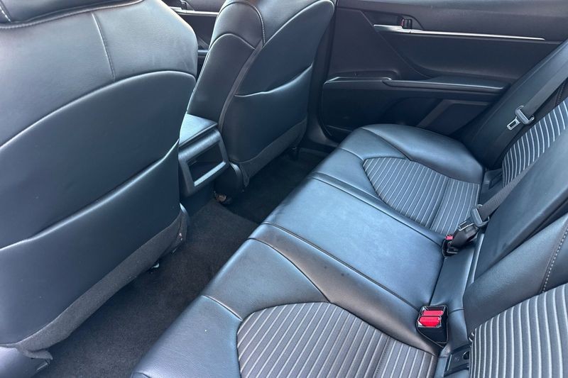 Toyota Camry Vehicle Full-screen Gallery Image 12