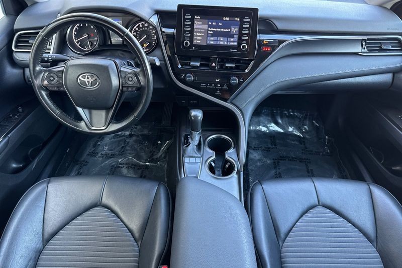 Toyota Camry Vehicle Full-screen Gallery Image 13