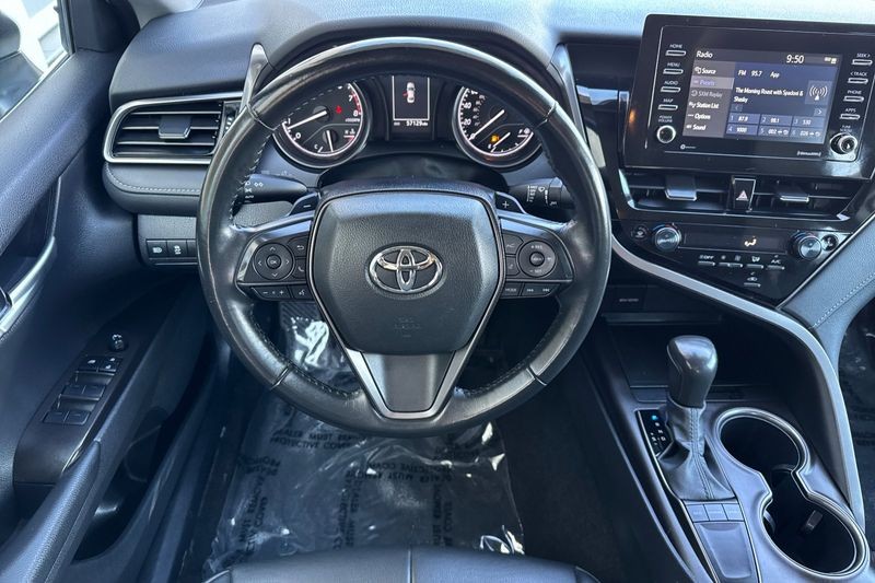 Toyota Camry Vehicle Full-screen Gallery Image 14