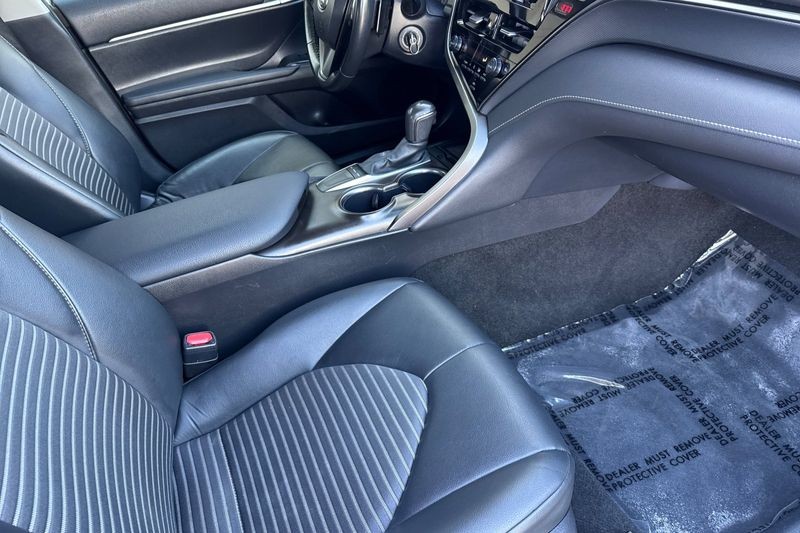 Toyota Camry Vehicle Full-screen Gallery Image 15